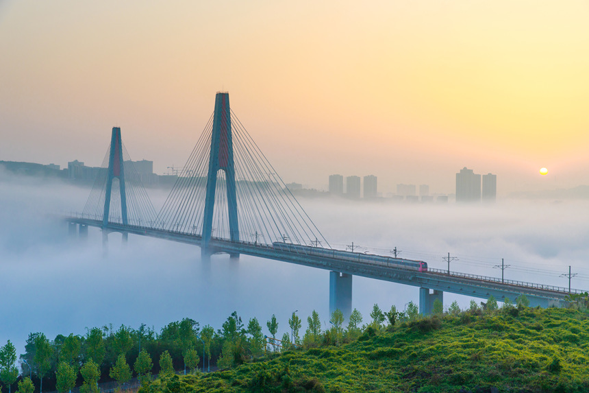 重慶の「雲(yún)海を走る列車」（撮影?龔夢源）。