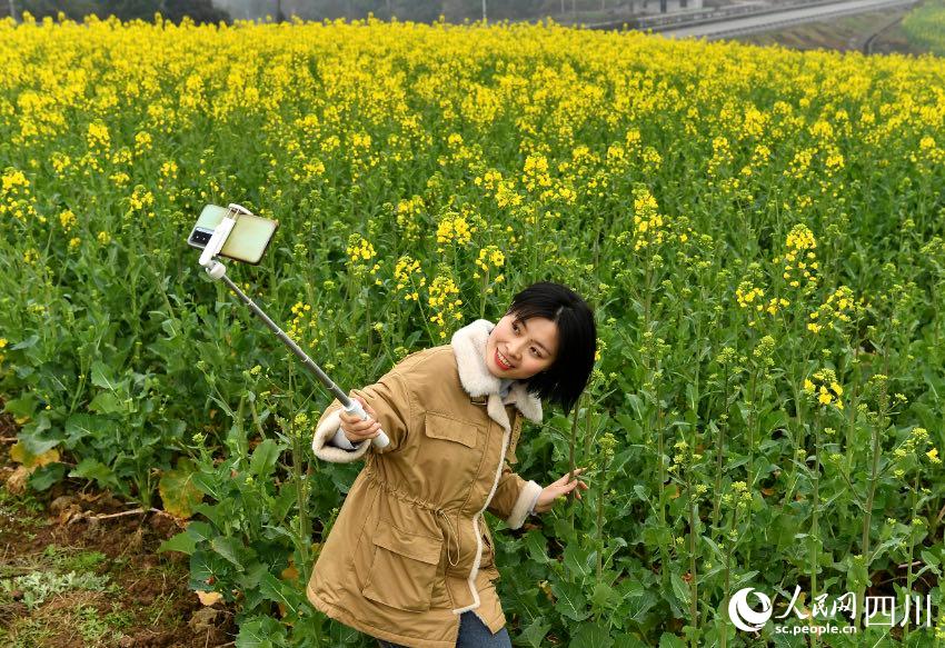 美しい田園風(fēng)景と満開の花が市民や観光客を魅了　四川省広安