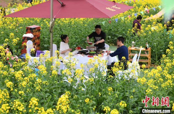 花より団子ならぬ花より鍋！菜の花畑で名物のピリ辛鍋楽しむ重慶市民