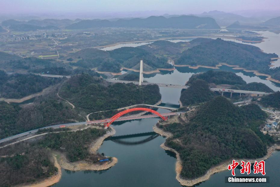 上空から撮影した花魚洞大橋　貴州省清鎮(zhèn)