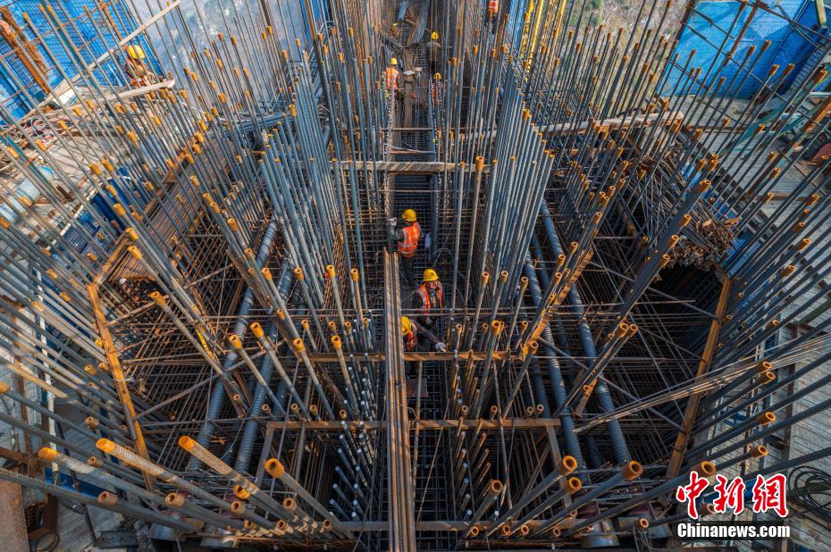 大詰めを迎えた花江峽谷大橋の建設(shè)　貴州省