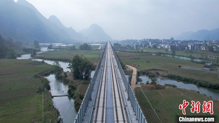 濕地帯に架けられた澄江雙線特大橋（撮影?王以照）。