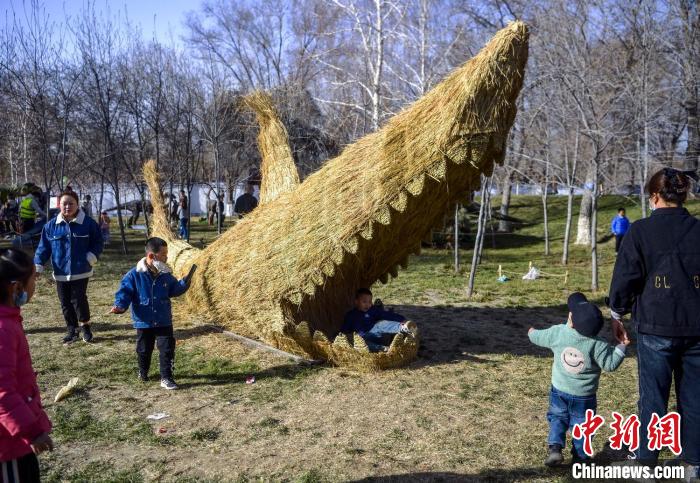 烏魯木斉公園に巨大藁人形が登場　新疆