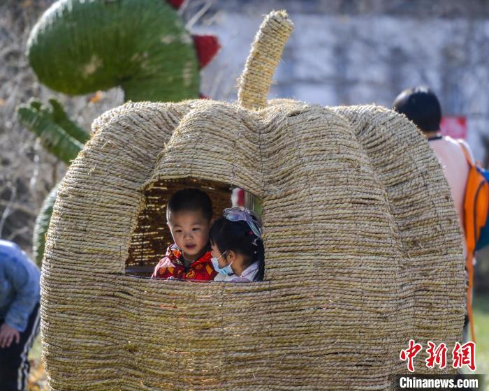 烏魯木斉公園に巨大藁人形が登場(chǎng)　新疆