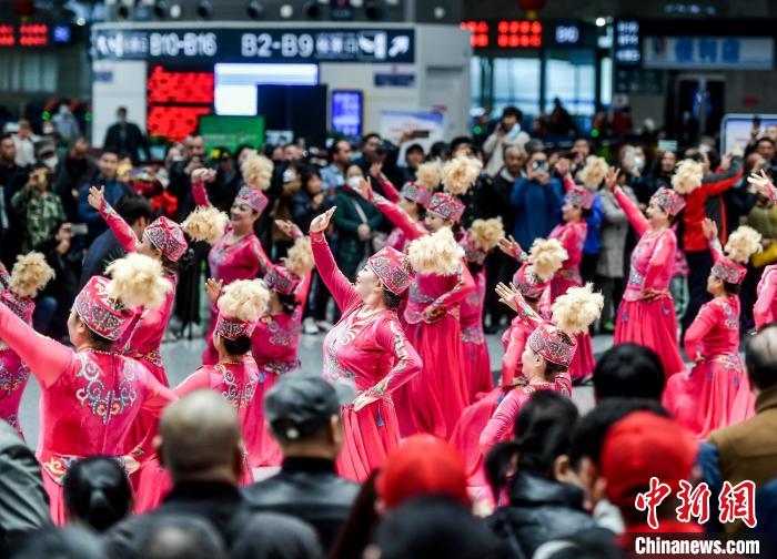 乗客の旅の疲れを癒す高速鉄道駅でのフラッシュモブ　新疆