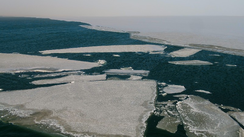 解氷した青海湖（撮影?張世偉）。