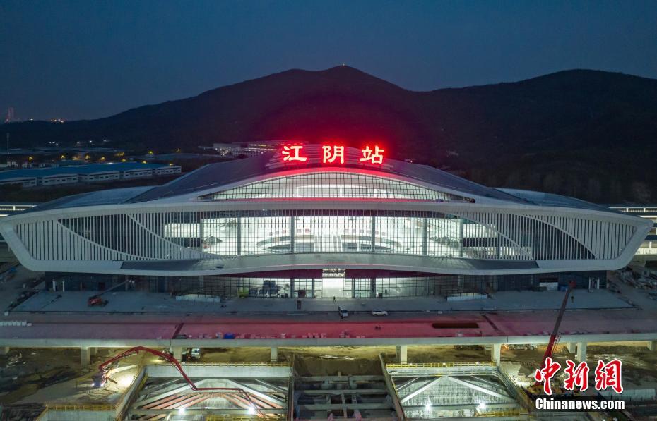 上空から撮影した滬寧沿江高速鉄道の江陰駅（4月10日撮影?泱波）。