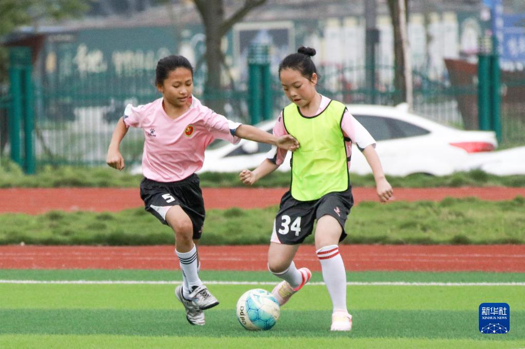 グラウンドで夢(mèng)を追いかける小?中?高校の女子サッカークラブ　四川省華鎣