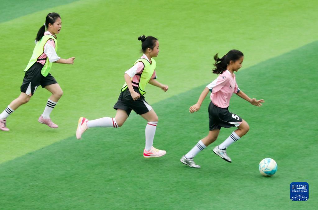 グラウンドで夢(mèng)を追いかける小?中?高校の女子サッカークラブ　四川省華鎣