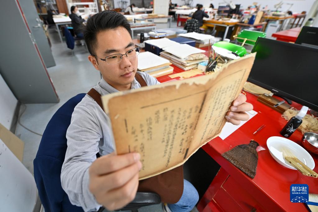 古書の「低侵襲手術(shù)」を行う若者　山西省