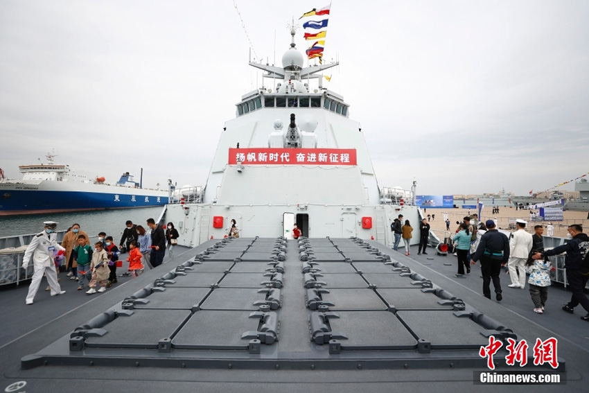 中國海軍が創(chuàng)設記念日艦艇公開イベントを開催