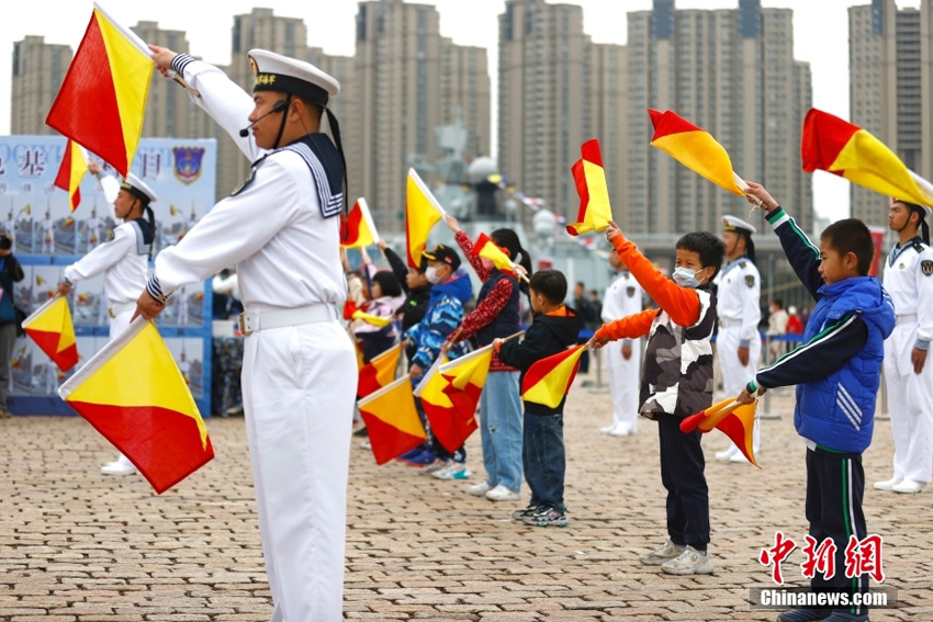 中國(guó)海軍が創(chuàng)設(shè)記念日艦艇公開(kāi)イベントを開(kāi)催