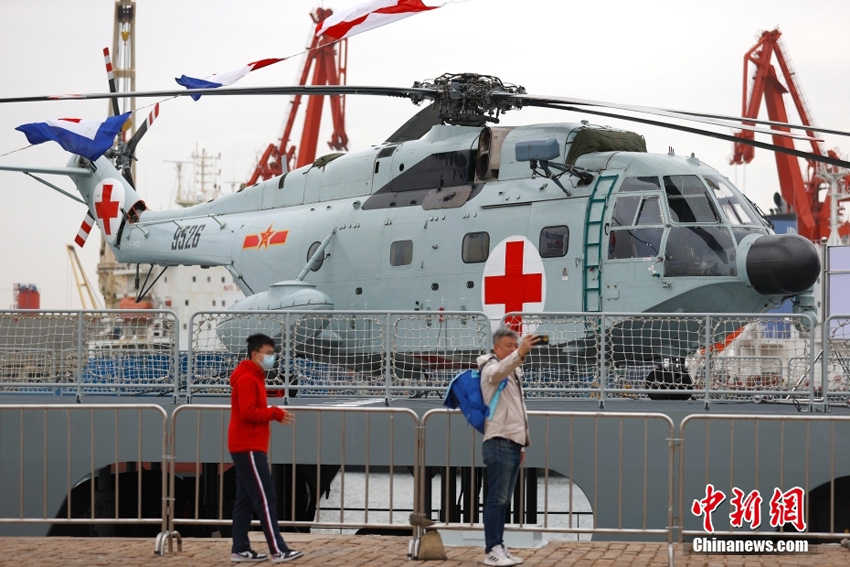 中國(guó)海軍が創(chuàng)設(shè)記念日艦艇公開イベントを開催