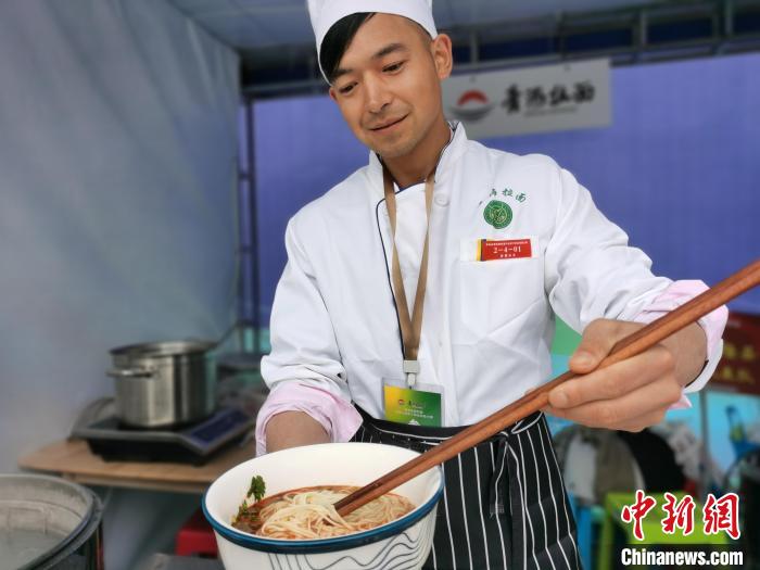 「ラーメン技能コンテスト」で超絶技を披露する麺づくりの達人たち　青海