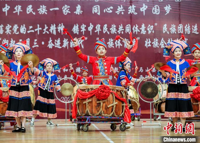 「中國會鼓の里」で會鼓の腕前を競う人々　広西馬山