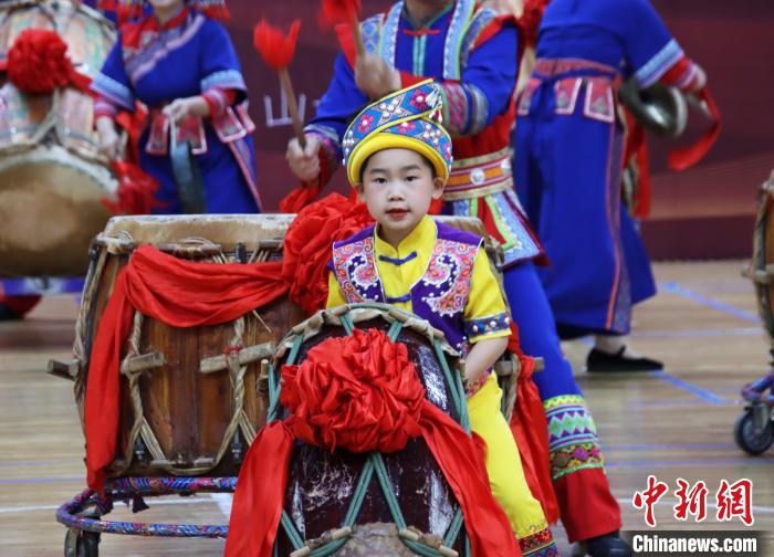 「中國會鼓の里」で會鼓の腕前を競う人々　広西馬山