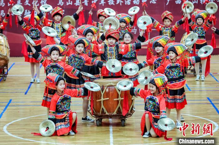 「中國會鼓の里」で會鼓の腕前を競う人々　広西馬山