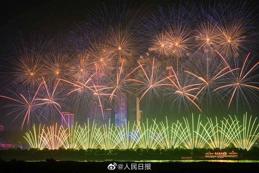 橘子州の夜空を華やかに彩る花火　湖南省