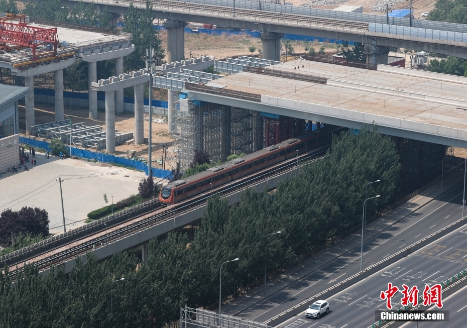 京雄高速道路の北京區(qū)間で地下鉄房山線と京良路の橫斷に成功