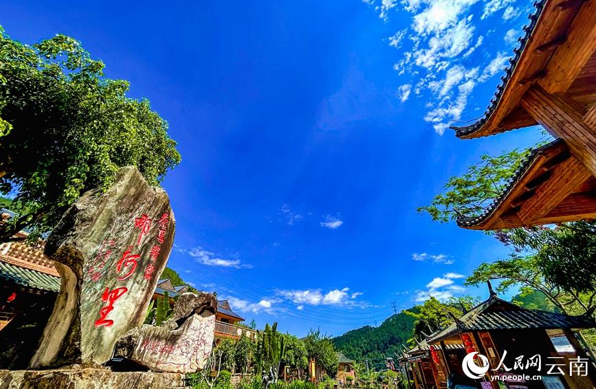 藍染と雲(yún)南に広がる美しい青空