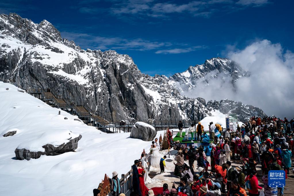 玉竜雪山景勝地の夏の観光シーズン幕開(kāi)け　雲(yún)南省