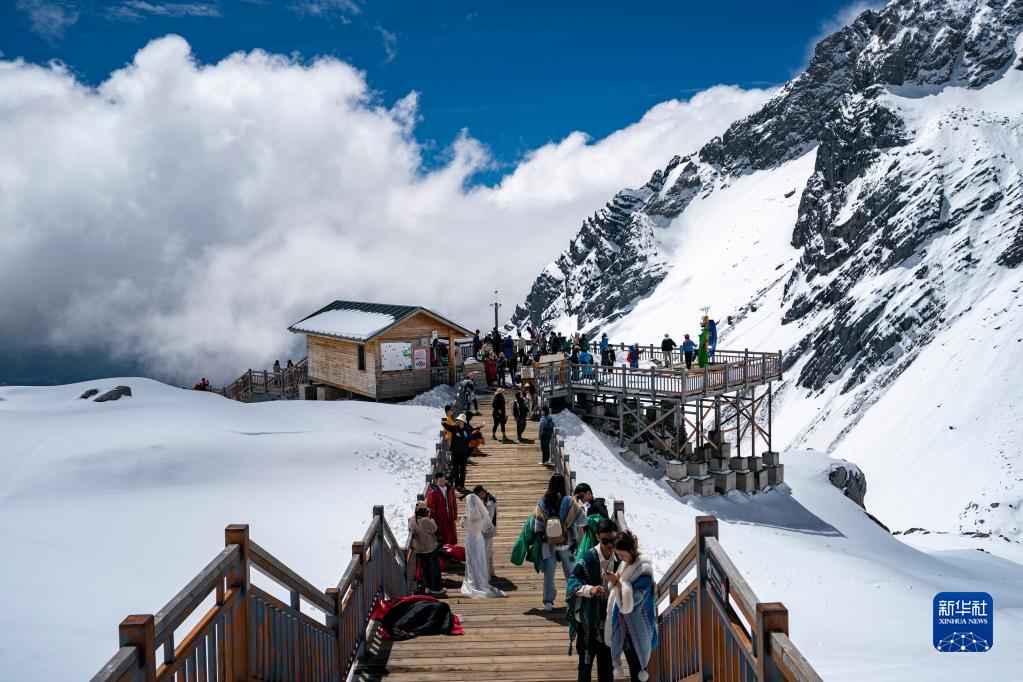 玉竜雪山景勝地の夏の観光シーズン幕開け　雲(yún)南省