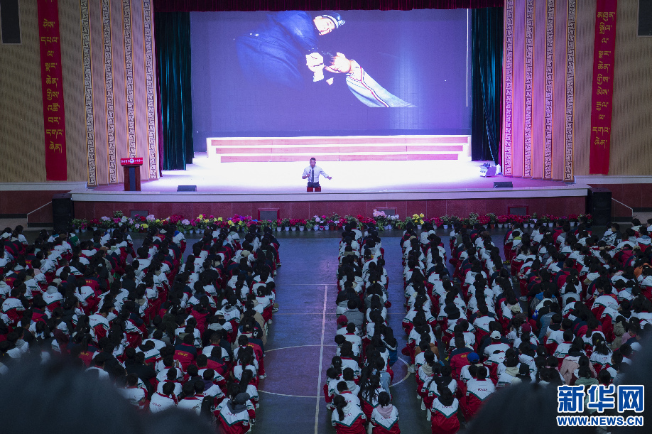 両足を失っても自信は失わず、學(xué)生たちに講演する陳州さん　山東省