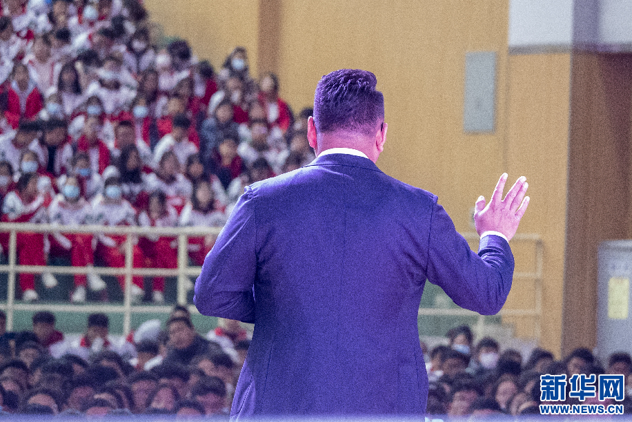 両足を失っても自信は失わず、學(xué)生たちに講演する陳州さん　山東省