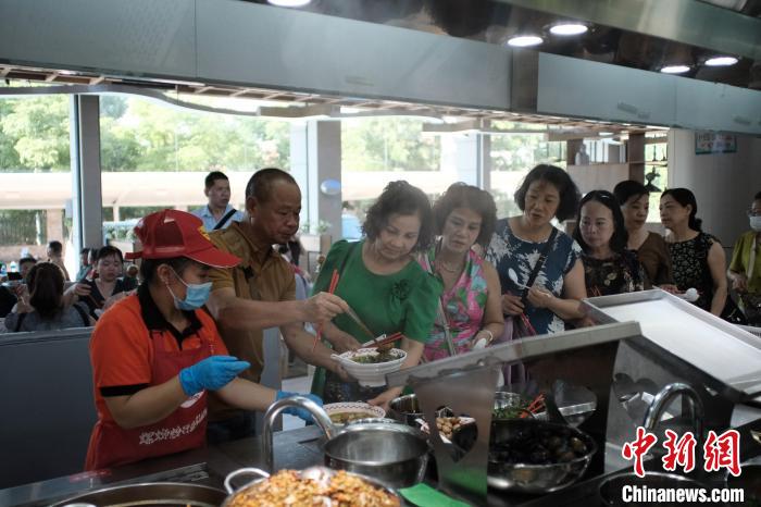 ベトナム人観光客約400人が中國(guó)で人気の「タニシ麺」味わう　広西