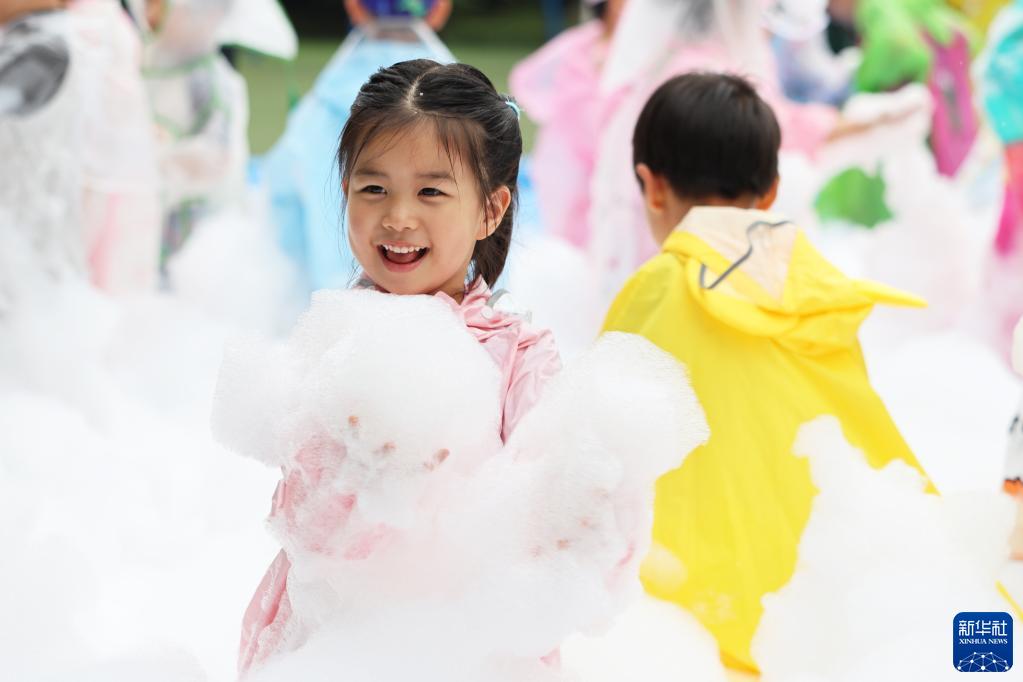 江蘇省南京市にある金陵華興実験幼稚園で行われた「泡パーティー」で遊ぶ園児（5月31日撮影?蘇陽(yáng)）。