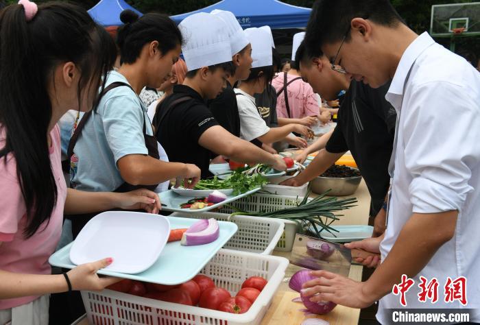 大學(xué)キャンパスで料理の腕を競うコンテスト開催　重慶