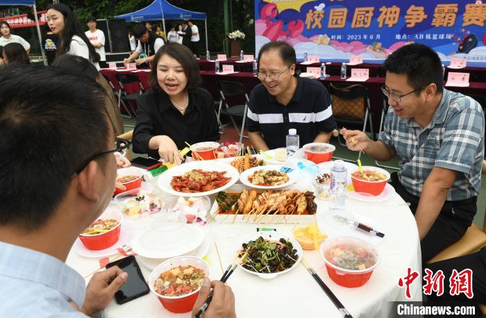 大學キャンパスで料理の腕を競うコンテスト開催　重慶