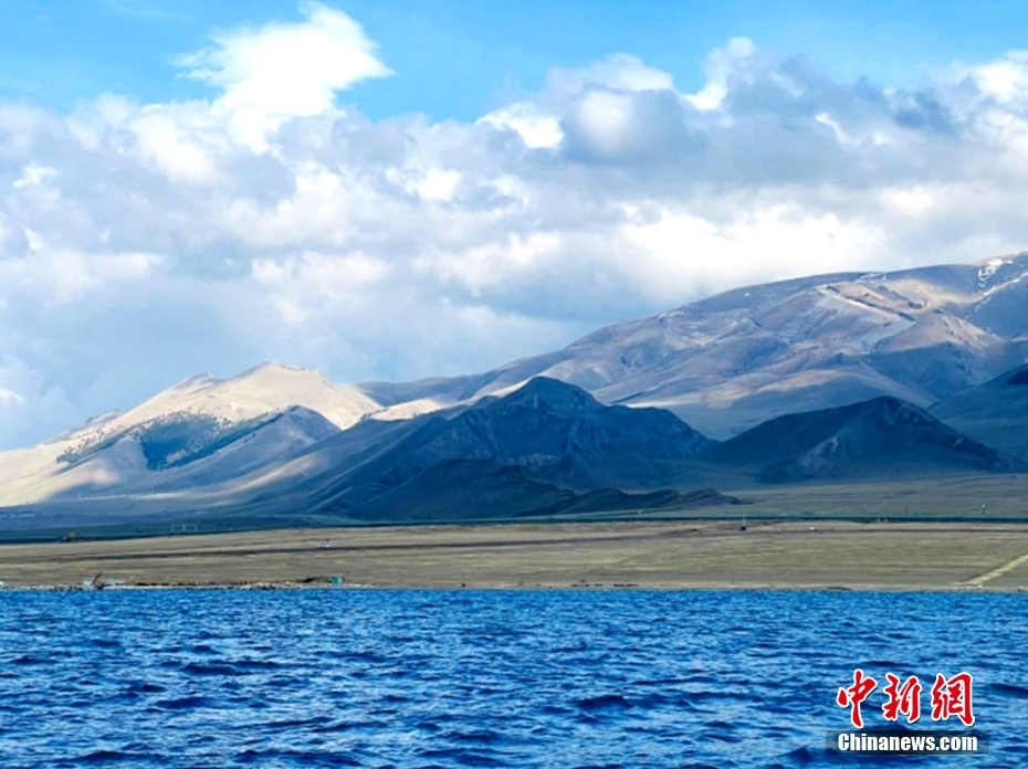 青く輝く美しい賽里木湖の夏景色　新疆