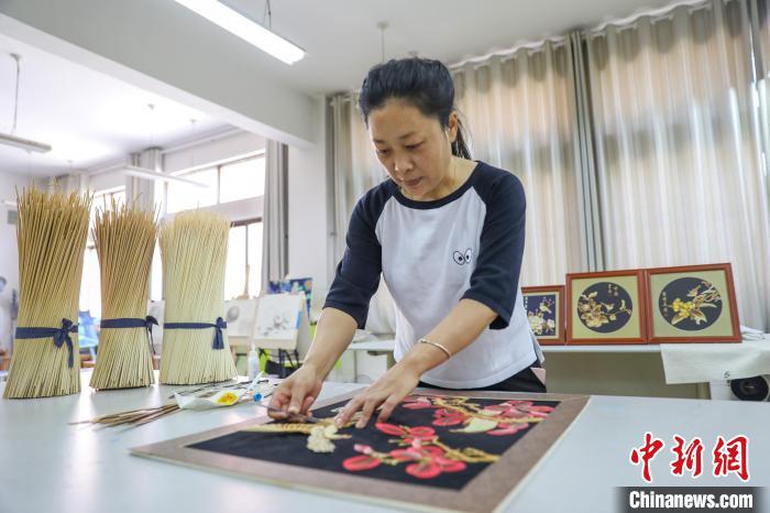 麥わらで作るユニークな工蕓品　河南省清豊県