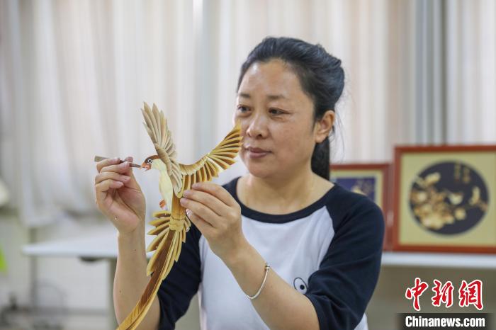 麥わらで作るユニークな工蕓品　河南省清豊県