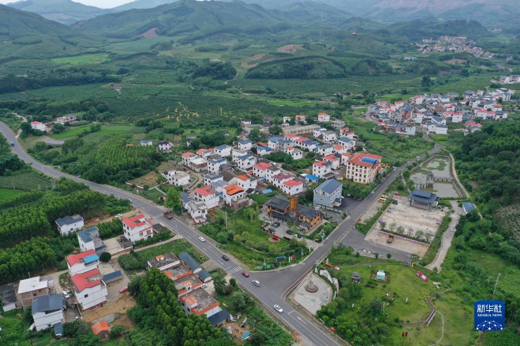 広西壯族自治區(qū)柳州市鹿寨県鹿寨鎮(zhèn)大村村（6月14日、ドローンによる撮影?黃孝邦）。