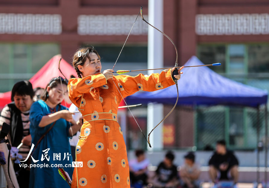 內(nèi)蒙古自治區(qū)呼和浩特市で、「呼和浩特民族學(xué)院第10回ナーダム文化フェスティバル?第59回運(yùn)動(dòng)會(huì)」が開幕（6月14日撮影?丁根厚/寫真著作権は人民図片が所有のため転載禁止）。