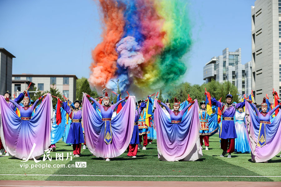 大學(xué)キャンパスで行われた民族の祭典「ナーダム」　內(nèi)蒙古