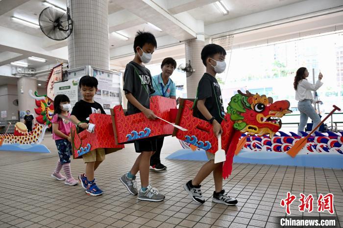 香港の子供たちと保護(hù)者がちまき作りなど端午節(jié)行事を體験