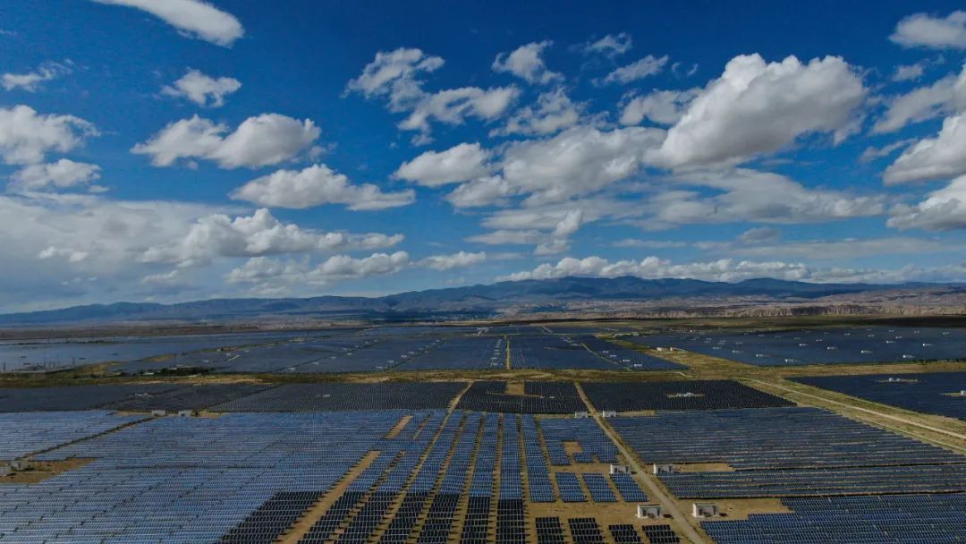 6月26日に青海省海南蔵族自治州共和県で撮影された太陽光発電所。（ドローンで撮影）