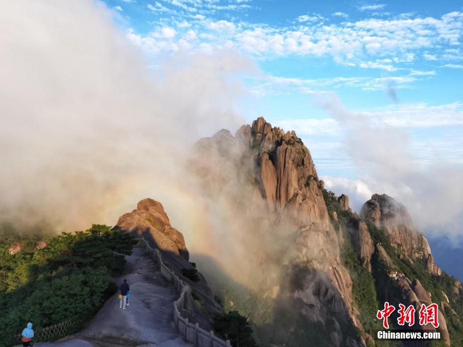 雨上がりの黃山に雲(yún)海や薄明光線、滝が現(xiàn)る　安徽省