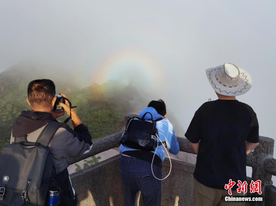 雨上がりの黃山に雲(yún)海や薄明光線、滝が現(xiàn)る　安徽省