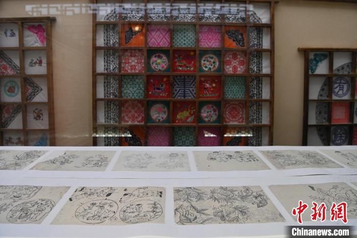 農(nóng)家の木の窓枠に「花開く」切り絵展　甘粛省定西