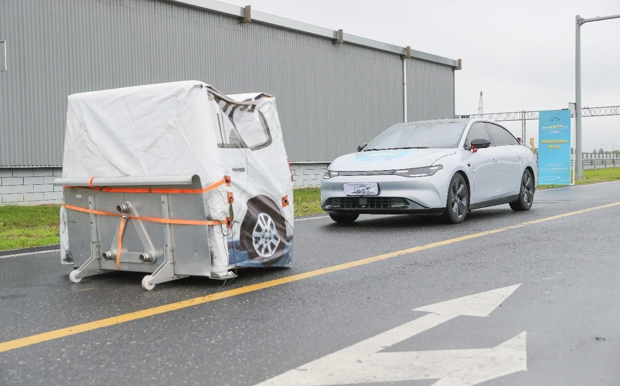 浙江省湖州市徳清スマートコネクテッドカーテスト場(chǎng)で、急ブレーキテストを行う車。（撮影?王樹成）