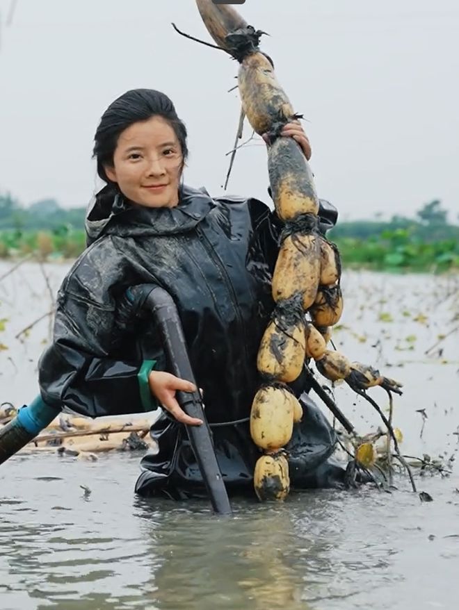 父親の看病のため帰郷し、ライブコマースで村民の所得増に貢獻(xiàn)する女性　重慶