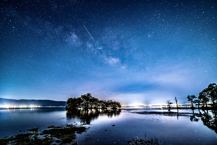 洱海に煌めく美しい星空　雲(yún)南省