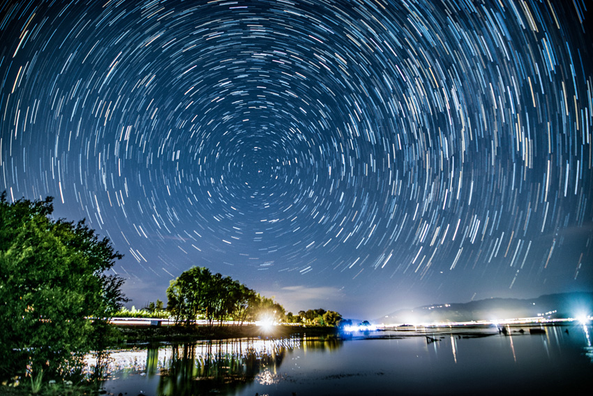 洱海に煌めく美しい星空　雲(yún)南省