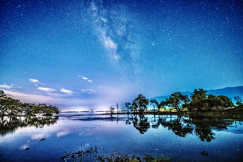 洱海に煌めく美しい星空　雲(yún)南省