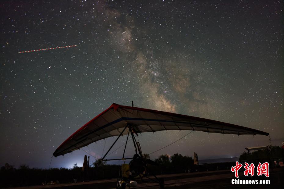 星が煌めく夜の那拉提國家濕地公園　新疆