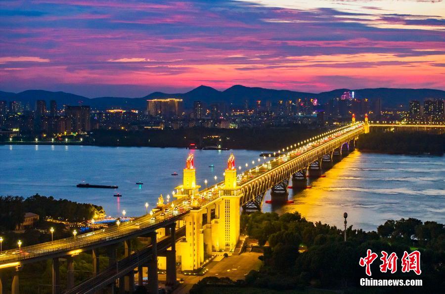 南京長(zhǎng)江大橋の煌めく夜景　江蘇省